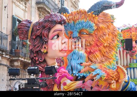 Acireale (CT), Italien - 16. Februar 2020: Detail einer allegorischen Floskel, die die Figuren der Schönheit und des Tieres während des Karnevalsumzugs al darstellt Stockfoto