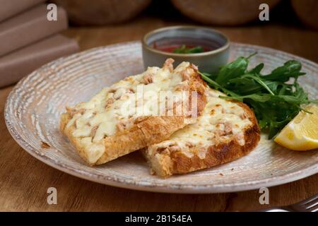 Nahaufnahme einer Thunfischschmelze mit Cheddar-Käse Stockfoto