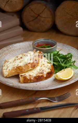 Nahaufnahme einer Thunfischschmelze mit Cheddar-Käse Stockfoto