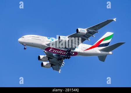 Februar 2020 San Francisco/CA/USA - Emirates Airbus A380 Aircraft with Expo 2020 Dubai livery Preparing for Landing at SFO; Emirates Logo Visible Stockfoto