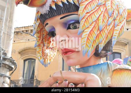 Acireale (CT), Italien - 16. Februar 2020: Detail einer allegorischen Floskel, die Kleopatra während des Karnevalsumzugs entlang der Straßen von Acireale darstellt. Stockfoto