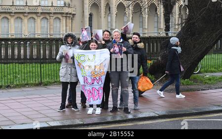 Brighton UK 23. Februar 2020 - Zuschauer jubeln auf Ermutigung an, als Tausende bei nassen und windigen Wetterbedingungen am Grand Brighton Halbmarathon teilnehmen. Mehr als zehntausend Läufer nahmen Teil, und in diesen Jahren sind offizielle Wohltätigkeitspartner der Sussex Beacon, die spezielle Betreuung und Unterstützung für Menschen mit HIV bietet: Credit Simon Dack / Alamy Live News Stockfoto