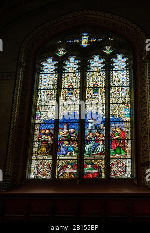 Genf, Schweiz - 14. April 2019: Reformierter Protestantischer Dom St. Pierre. Glasmalerei mit religiösen Motiven - Bild Stockfoto