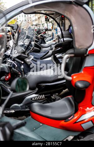 Genf, Schweiz - 14 April, 2019: eine Reihe von Roller entlang der Straße geparkt. Seitenansicht - Bild Stockfoto