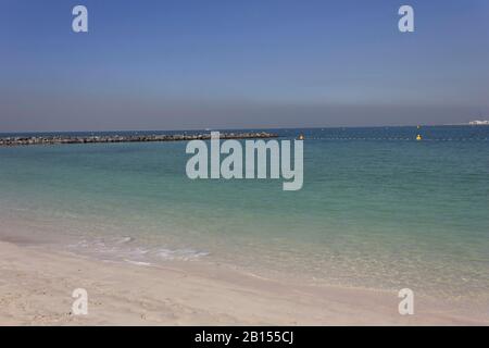 Dubai, VAE - 31. DEZEMBER 2017: Kristallines Meer am Jumeirah-Strand in Dubai Stockfoto