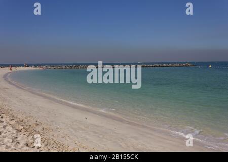 Dubai, VAE - 31. DEZEMBER 2017: Kristallines Meer am Jumeirah-Strand in Dubai Stockfoto