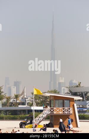 Dubai, VAE - 31. DEZEMBER 2017: Jumeirah öffentlicher Strand mit Burj Khalifa im Hintergrund Stockfoto