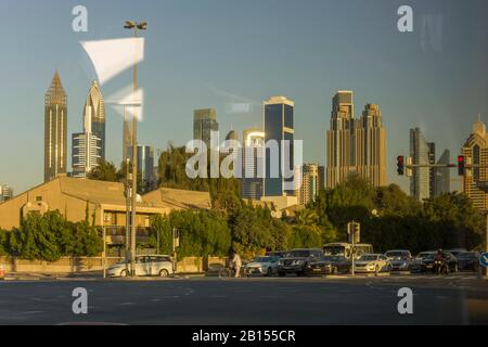 Dubai, VAE - 31. DEZEMBER 2017: Innenstadtgebäude in Dubai, mit Stadtverkehr Stockfoto