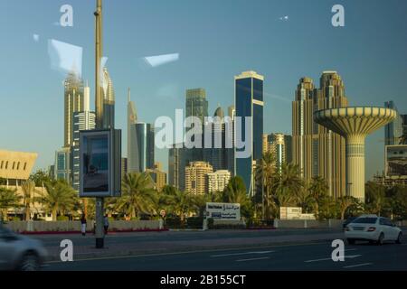 Dubai, VAE - 31. DEZEMBER 2017: Innenstadtgebäude in Dubai, mit Stadtverkehr Stockfoto