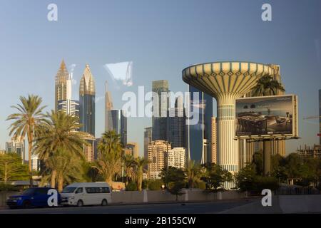 Dubai, VAE - 31. DEZEMBER 2017: Innenstadtgebäude in Dubai, mit Stadtverkehr Stockfoto