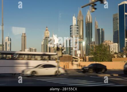 Dubai, VAE - 31. DEZEMBER 2017: Innenstadtgebäude in Dubai, mit Stadtverkehr Stockfoto