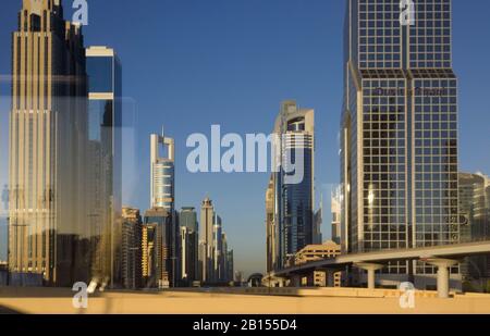 Dubai, VAE - 31. DEZEMBER 2017: Moderne Gebäude im Stadtzentrum von Dubai Stockfoto