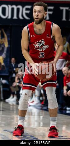 22. Februar 2020 Moraga CA, USA St. Mary's Gaels Guard Jordan Ford (3) schaut während des NCAA Men's Basketball Game zwischen San Diego Toreros und dem Saint Mary's Gaels 92-63 Sieg im McKeon Pavilion Moraga Calif. Thurman James/CSM den Ball vorbei Stockfoto