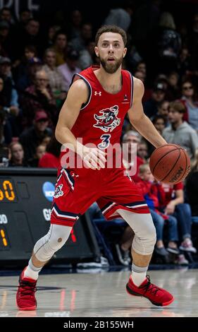 22. Februar 2020 Moraga CA, USA St. Mary's Gaels Guard Jordan Ford (3) schaut während des NCAA Men's Basketball Game zwischen San Diego Toreros und dem Saint Mary's Gaels 92-63 Sieg im McKeon Pavilion Moraga Calif. Thurman James/CSM den Ball vorbei Stockfoto