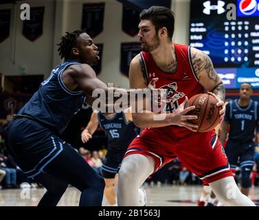 22. Februar 2020 Moraga CA, USA St. Mary's Gaels Center Aaron Menzies (41) kämpft für Position in der Farbe während des NCAA Men's Basketball Game zwischen San Diego Toreros und dem Saint Mary's Gaels 92-63 Sieg im McKeon Pavilion Moraga Calif. Thurman James/CSM Stockfoto