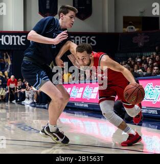 Februar 2020 Moraga CA, USA St. Mary's Gaels Guard Jordan Ford (3) geht während des NCAA Men's Basketball Game zwischen San Diego Toreros und dem Saint Mary's Gaels 92-63 Sieg im McKeon Pavilion Moraga Calif. Thurman James/CSM in den Korb Stockfoto