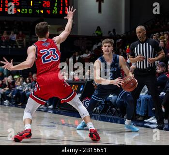 Februar 2020 Moraga CA, USA San Diego Toreros Guard Joey Calcaterra (2) geht während des NCAA Men's Basketball Game zwischen San Diego Toreros und den Saint Mary's Gaels 63-92 verloren im McKeon Pavilion Moraga Calif. Thurman James/CSM in den Korb Stockfoto