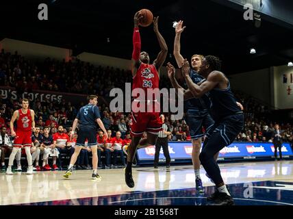 McKeon Pavilion Moraga Calif, USA. Februar 2020. Die USA St. Mary's Gaels Forward Malik Fitts (24) fährt während des NCAA Men's Basketball Game zwischen San Diego Toreros und dem Saint Mary's Gaels 92-63 Sieg im McKeon Pavilion Moraga Calif. Thurman James/CSM/Alamy Live News zum Korb Stockfoto