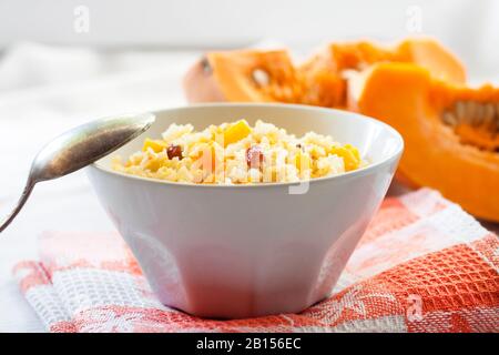 Süße milchige Hirse und Reisbrei mit Kürbis und Rosinen Stockfoto