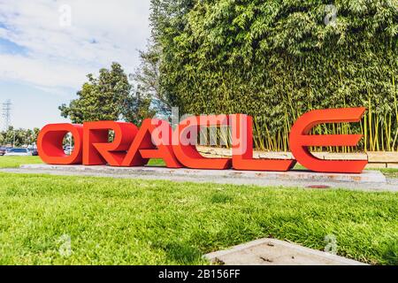 21. Februar 2020 Redwood City/CA/USA - Oracle Logo am Hauptsitz im Silicon Valley; Oracle Corporation ist ein globales Computertechnologieunternehmen Stockfoto