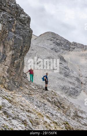 Zwei Wanderer auf einem Wanderweg auf die Birkkarspitze und Oedkarspitze, Karwendeltal, Tyrol, Österreich Stockfoto