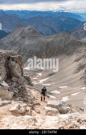 Wanderer auf Wanderwegen zur Birkkarspitze, Schreifeld, Karwendeltal, Tyrol, Österreich Stockfoto