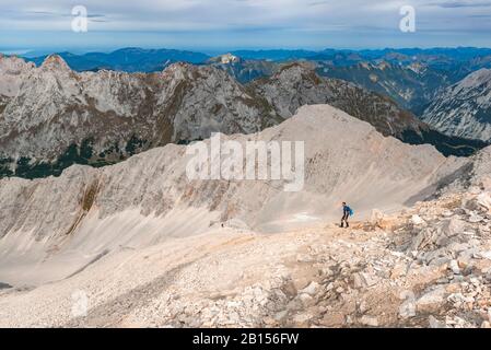 Wanderer auf Wanderwegen zur Birkkarspitze, Schreifeld, Karwendeltal, Tyrol, Österreich Stockfoto