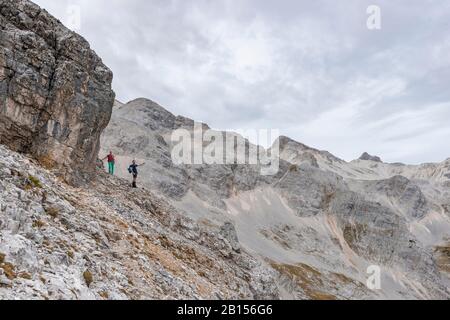 Zwei Wanderer auf einem Wanderweg auf die Birkkarspitze und Oedkarspitze, Karwendeltal, Tyrol, Österreich Stockfoto