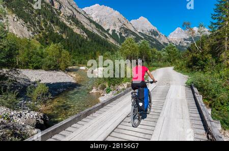 Radfahrer, Mountainbikes auf Brücke über den Bergbach, Schotterweg nach Karwendelhaus, Karwendeltal, Tyrol, Österreich Stockfoto