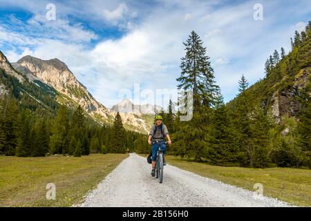 Radfahrer, Mountainbikes auf der Schotterstraße, Karwendeltal, Weg zum Karwendelhaus, Tyrol, Österreich Stockfoto