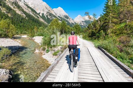 Radfahrer, Mountainbikes auf Brücke über den Bergbach, Schotterweg nach Karwendelhaus, Karwendeltal, Tyrol, Österreich Stockfoto