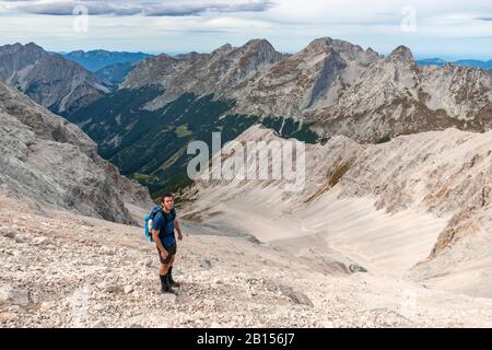 Wanderer auf Wanderwegen zur Birkkarspitze, Schreifeld, Karwendeltal, Tyrol, Österreich Stockfoto