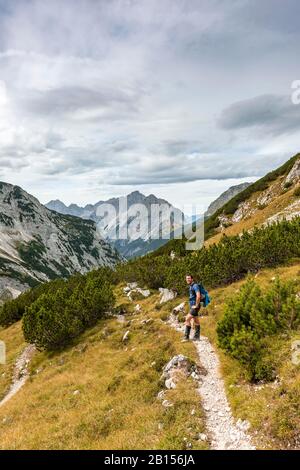 Wanderer auf Wanderwegen zur Birkkarspitze und Oedkarspitze, zum Karwendeltal, nach Österreich Stockfoto