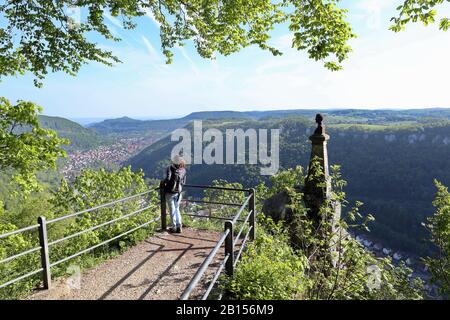 Frau genießt den Blick auf das Wilhelm Hauff-Denkmal in der Nähe von Schloss Lichtenstein Stockfoto