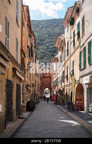 Blick auf die Straße im mittelalterlichen Dorf Finalborgo in der Provinz Savona, Region Ligurien, Italien Stockfoto