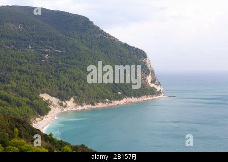 Monte Conero Seascape (Blick auf die Küste) Stockfoto