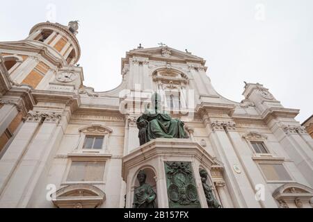 Loreto Santuario della Santa Casa - Fassade (Basilika Santa Casa) Mit Niedrigem Blickwinkel Stockfoto