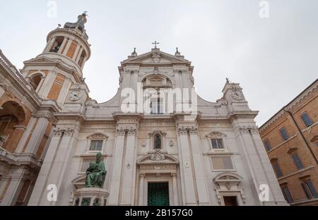 Loreto Santuario della Santa Casa - Fassade (Basilika Santa Casa) Mit Niedrigem Blickwinkel Stockfoto