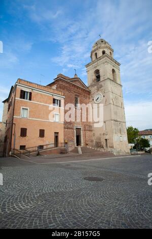 Kirche mit Vorderansicht in Sirolo, Ancona - Italien (Kirche San Nicolo di Bari) Stockfoto