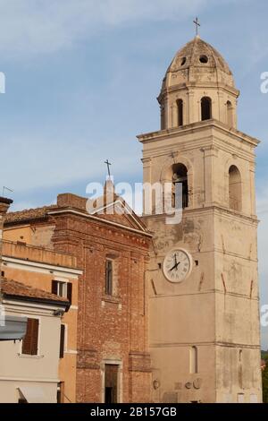 Kirche mit Vorderansicht in Sirolo, Ancona - Italien (Kirche San Nicolo di Bari) Stockfoto