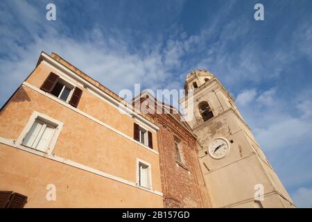 Fassade Nahansicht Kirche in Sirolo, Ancona - Italien (Kirche San Nicolo di Bari) Stockfoto