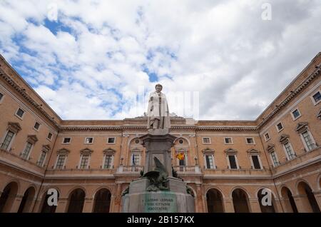 Giacomo Leopardi Statue Monument in Recanati (Macerata - Italien) Stockfoto