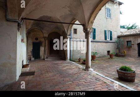 Schlossbogenhof in Recanati, Italien Stockfoto