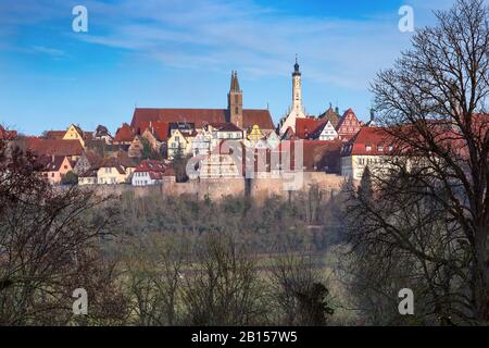 Blick auf die Stadtmauer, malerische bunte Fassaden und Dächer der mittelalterlichen Altstadt von Rothenburg ob der Tauber, Bayern, Deutschland Stockfoto