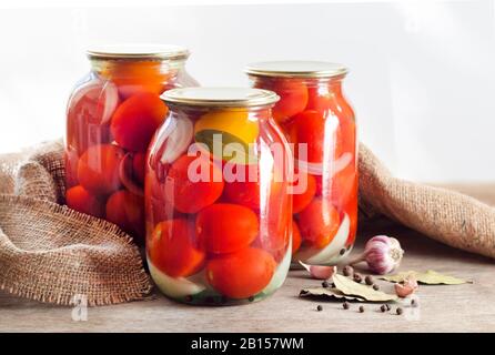 Glasgefäße mit hausgemachten Tomaten, versiegelt mit Metalldeckel Stockfoto