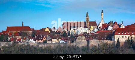 Rundblick über die Stadtmauer, malerische bunte Fassaden und Dächer der mittelalterlichen Altstadt von Rothenburg ob der Tauber, Bayern, Deutschland Stockfoto