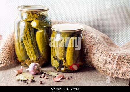 Glasgefäße mit hausgemachten Pickeln, versiegelt mit Metalldeckel Stockfoto
