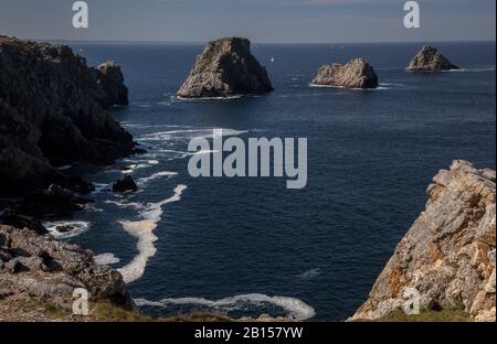 Pointe de Pen-Hir und seine vorgelagerten Inseln auf der Halbinsel Crozon, Bretagne, Frankreich Stockfoto