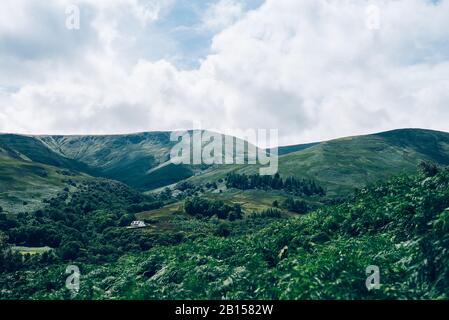 Die Glen Striddle Hills liegen auf der Westseite des Sees Loch Lomond und bieten eine schöne Wanderung vom Dorf Luss zum höchsten Punkt, Beinn Dhub, auf 657 m. Stockfoto