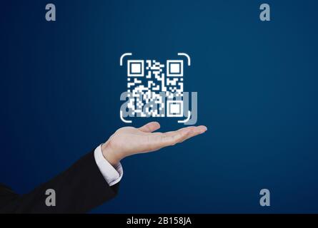 Halten Sie den QR-Code an der Hand. QR-Code Scanning Zahlungs- und Verifikationstechnologie Stockfoto